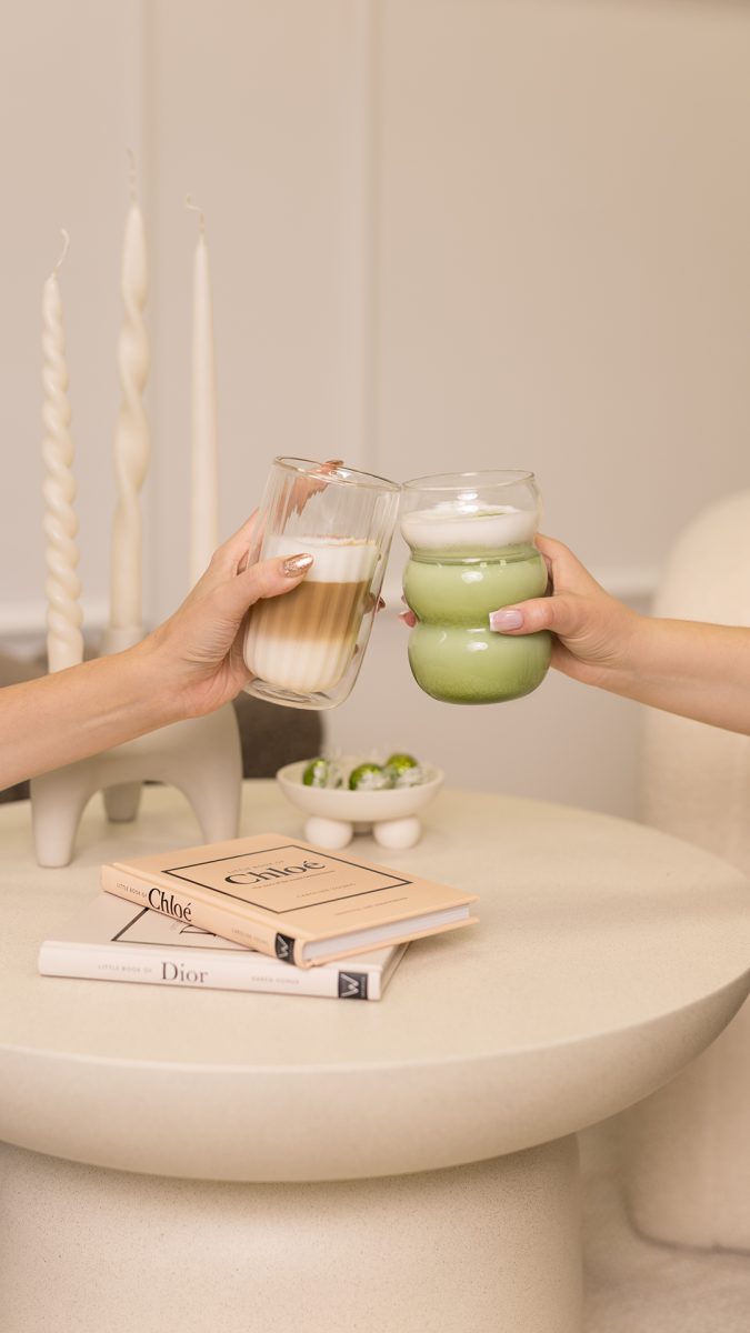 stolik ozdobny w studiu, kawa i matcha - crème studio warszawa